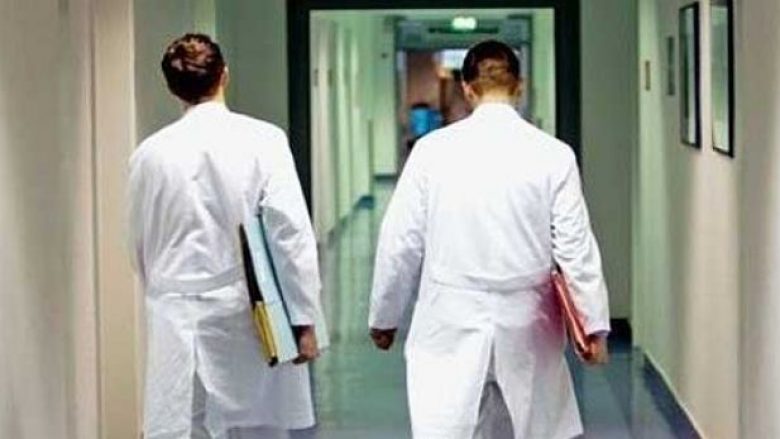 Largimi i mjekëve trend në rritje, kërkohet të ndryshohet Ligji për shëndetësi