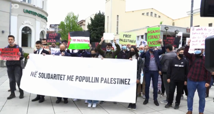 “Poshtë fashizmi izraelit” – Në Prishtinë protestohet në përkrahje të Palestinës
