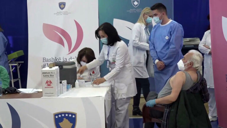 Mbi 58 mijë persona vaksinohen në Kosovë, personeli shëndetësor po e merr dozën e dytë