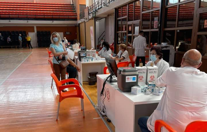Vaksinimi në Palestren e Sporteve në Prizren po realizohet vetëm gjatë ditës së sotme, shkak numri i kufizuar i vaksinave