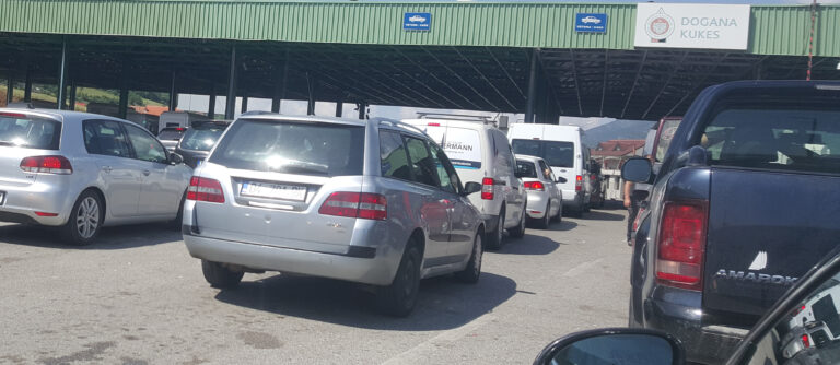 Kolona të gjata në pikën kufitare në Vërmicë