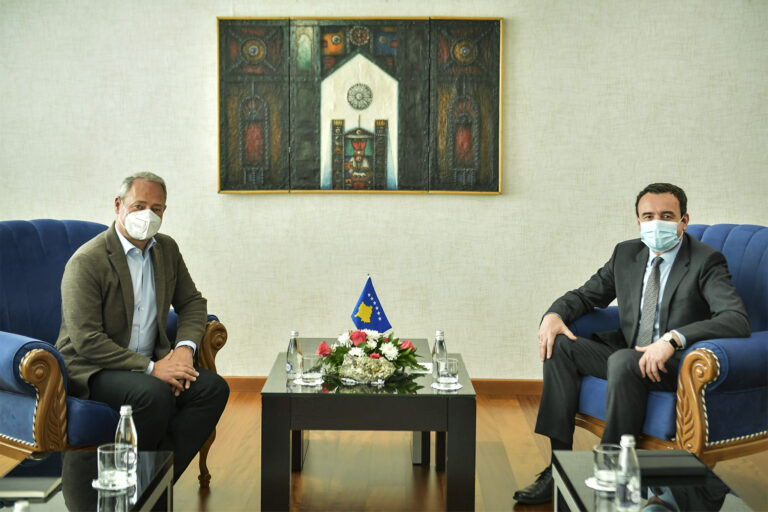 Kurti kërkon nga eurodeputeti Schieder angazhim për liberalizim të vizave