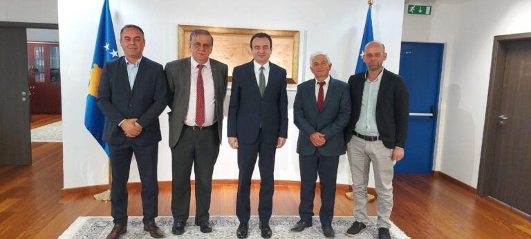 Kryeministri Kurti priti në takim përfaqësuesit e televizioneve rajonale