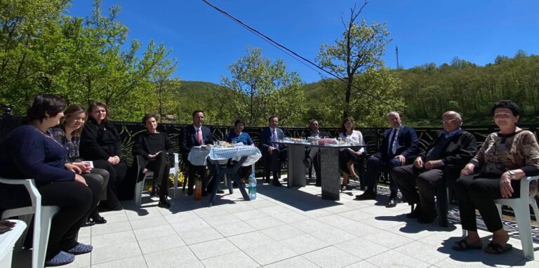 Kurti viziton familjen Dehari në ditëlindjen e Arbnorit