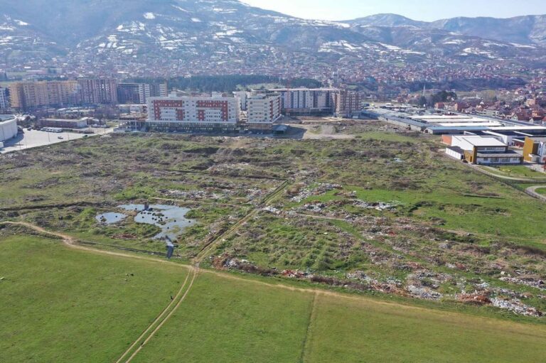 E turpshme: Deponia e mbeturinave afër shkollave e ambulancës në Prizren!