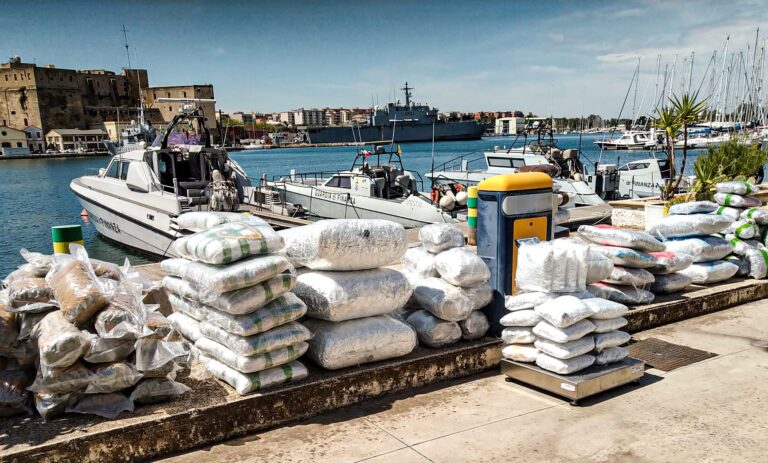 Arrestohet shqiptari me 400 kg drogë, ishte nisur me varkë drejt Italisë