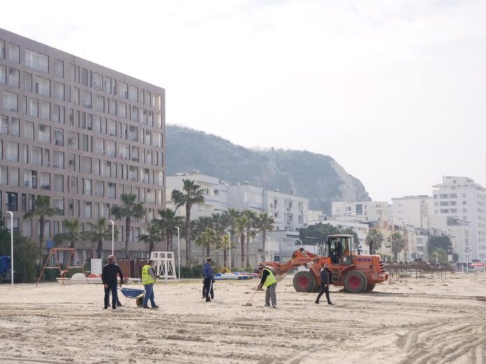Sezoni turistik, Manastirliu: Jemi gati, po dezinfektohen zonat bregdetare
