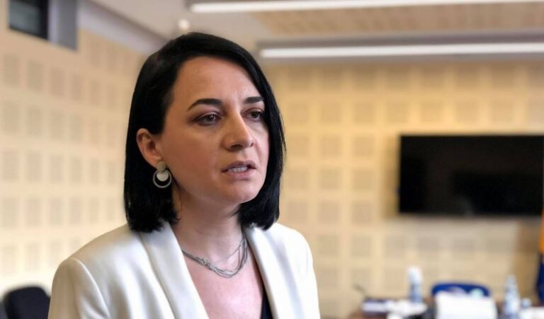 Vështirësitë në furnizim me vaksinën anti-COVID, Pacolli i arsyeton me ndërrimin e qeverive