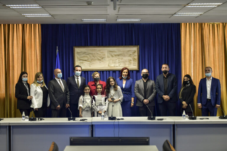 Kryeministri ​Kurti uron përfaqësuesit e komunitetit goran