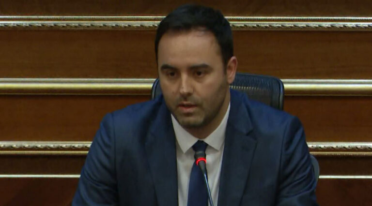 Batuta e Konjufcës shkakton të qeshura në Kuvend: Me ua heq mëditjet nuk ju nxen salla