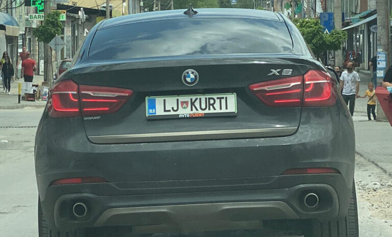 Adhuruesi i ‘flaktë’ i Albin Kurtit vendos mbiemrin e Kryeministrit në targat e veturës