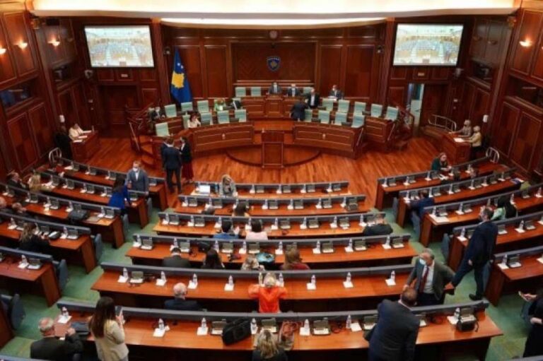 Opozita lëshon sallën për shkak të mospjesëmarrjes së Kurtit në seancë