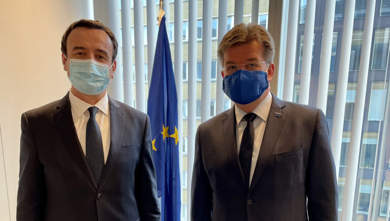 Lajçak takohet me Kurtin, bisedojnë për vazhdim të dialogut