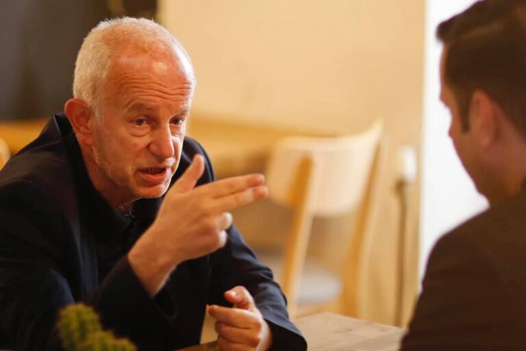 Abdixhiku takohet me djalin e Fehmi Aganit