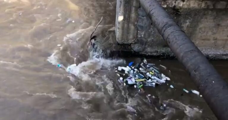 Vizitorët e huaj tronditen nga mbeturinat në Lumbardhin e Prizrenit