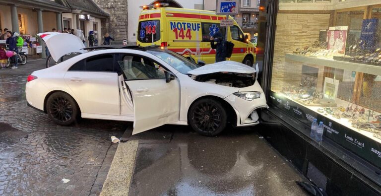 Zvicër: Mercedesi përplaset në argjendari, dy kosovare të përfshira në aksident