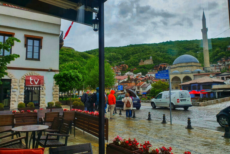 Moti me shi, policia apel shoferëve për kujdes në trafik