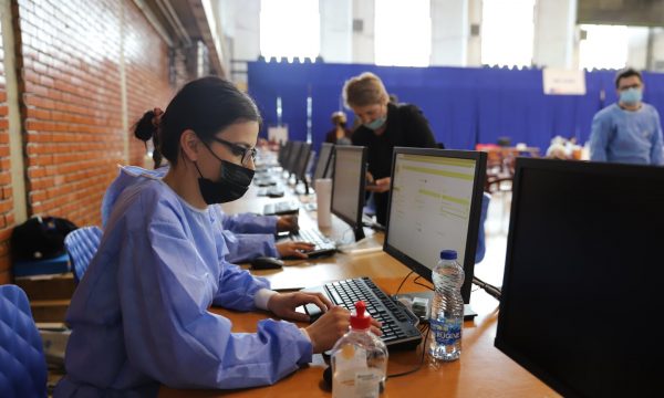 MSH pritet të angazhojë rreth 570 specializantë për vaksinimin e qytetarëve