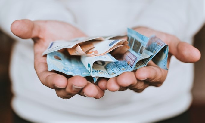 Shqipëria, e fundit në rajon për shumën e parave që dërgojnë emigrantët