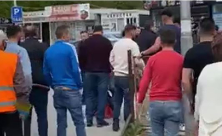 Paraburgim ndaj dy personave në Suharekë, u shtrinë në rrugë para autobusit dhe sulmuan të tjerët