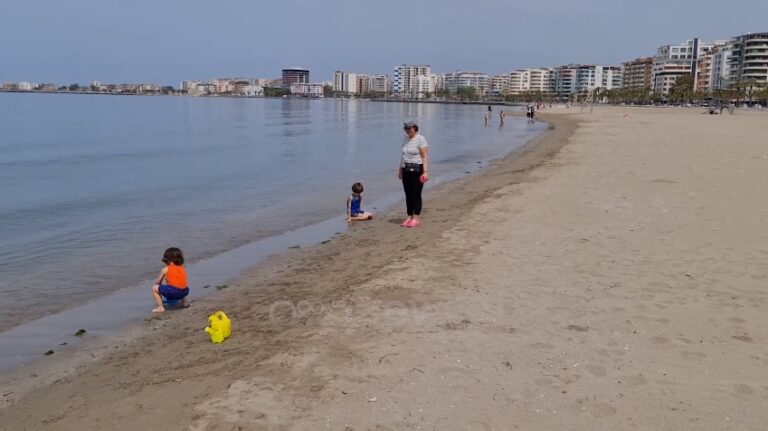 Nis plazhi, drejt Vlorës pushues nga Kosova, Maqedonia por dhe Italia