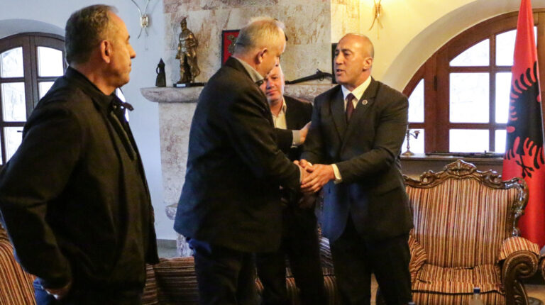 “Të falësh është burrëri”, Ramush Haradinaj pajton familjet Hadërgjonaj e Osmanaj