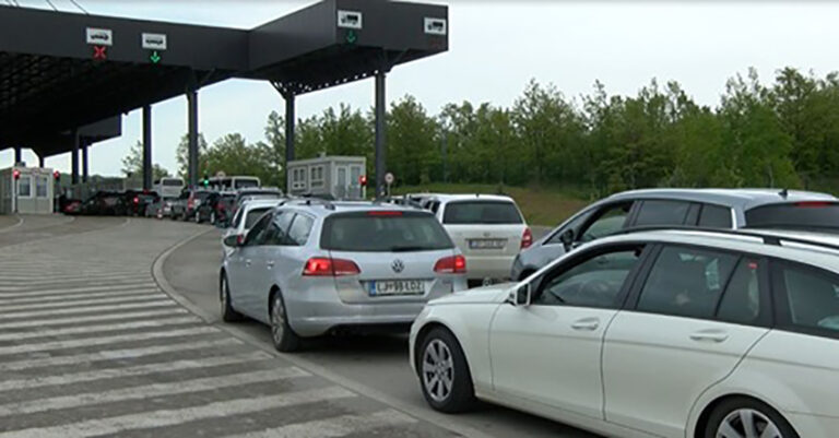 Pas festës së Bajramit kosovarët kthehen në vendet e tyre të punës, radhë të gjata në kufi