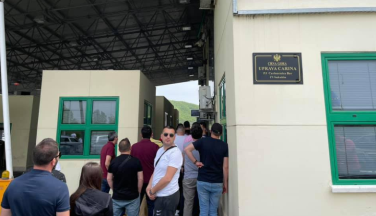 Mali i Zi ende nuk e ka hequr taksën prej 15 eurove, kosovarët po presin në radhë për pagesë