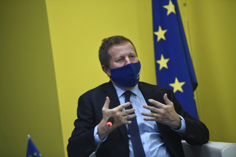 Shefi i BE-së me kritika: Nuk zbatuat që pesë vite vendimin e Kushtetueses për Manastirin e Deçanit