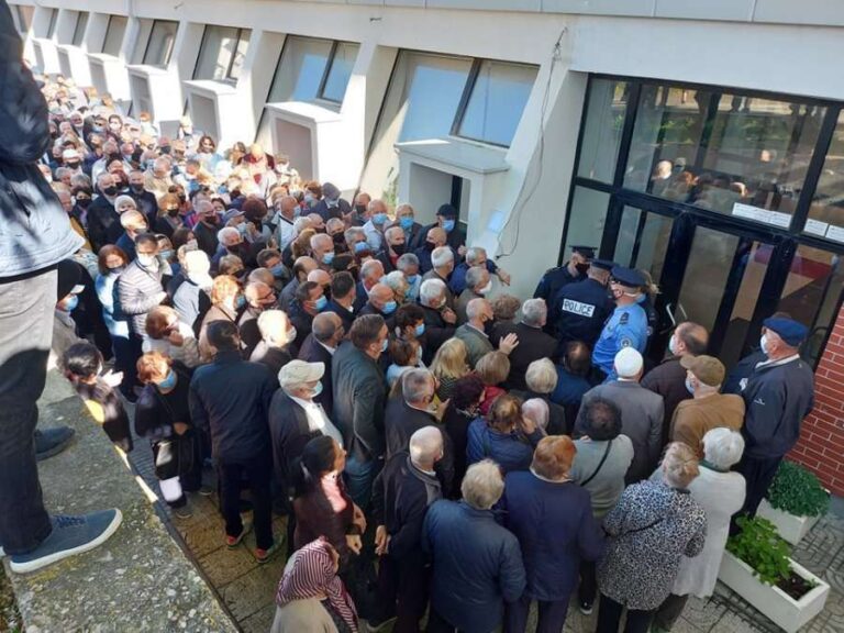 Shkarkohen anëtarët e Komitetit për Vaksinim shkaku i tollovisë të së premtes