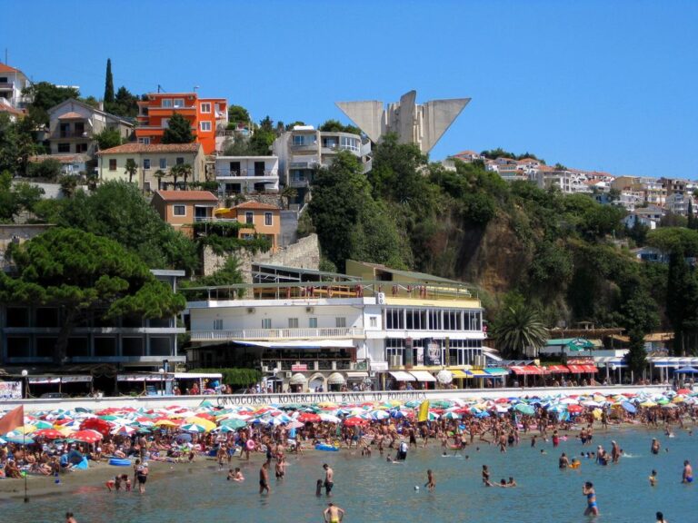 Fillon sezoni turistik në Ulqin, me numër të madh të turistëve