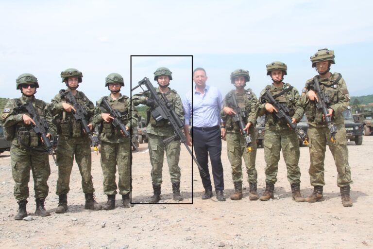 Ushtarja e Kosovës me snajper 14 kilogramësh në duar (FOTO)
