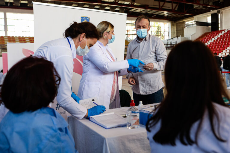 Hezitimi i mjekëve për t’u vaksinuar bëri që të dekurajohen qytetarët