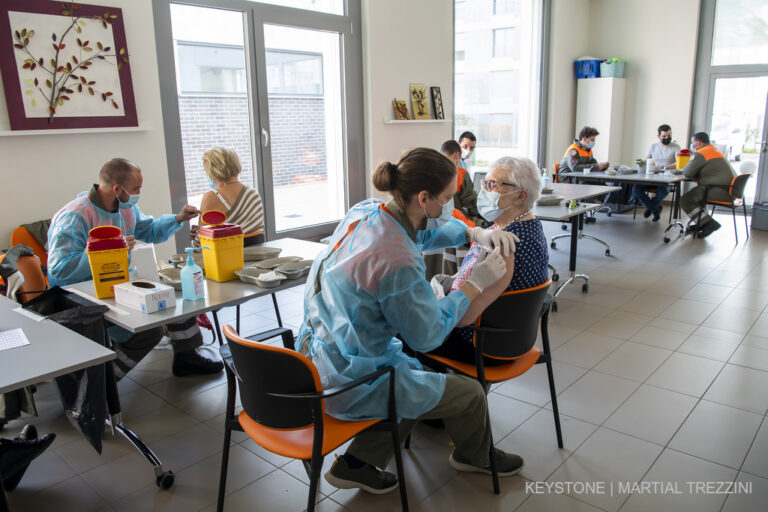 Mbi 18 mijë qytetarë kanë marrë dozën e tretë të vaksinës anti-COVID në Shqipëri