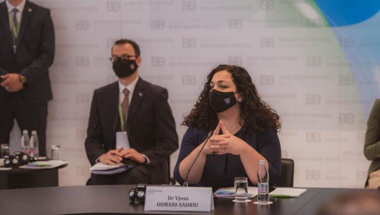 Vjosa Osmani para syve të Vuçiqit përmend krimet e Millosheviqit