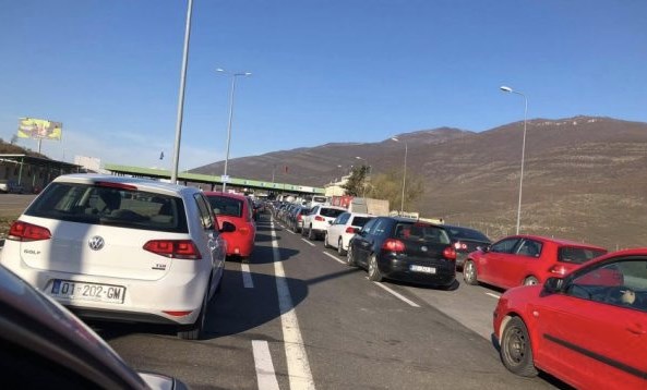 Kolona të gjata në Morinë, kosovarët ia msyejnë bregdetit edhe këtë të dielë