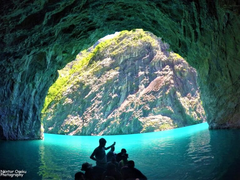 Turizmi me gomone në Shqipëri, një ide e shkëlqyer