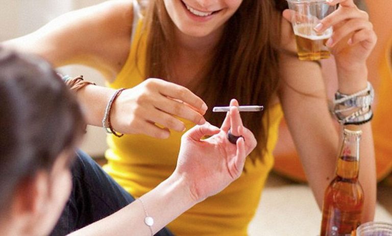 Pse njerëzit pinë duhan ndërsa pinë alkool?