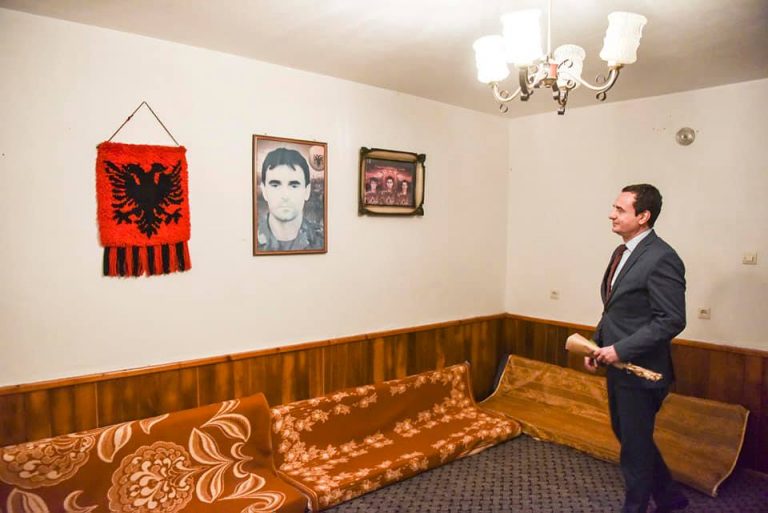 Albin Kurti shkon në odën në të cilën Zahir Pajaziti i bënte planet për çlirimin e Kosovës
