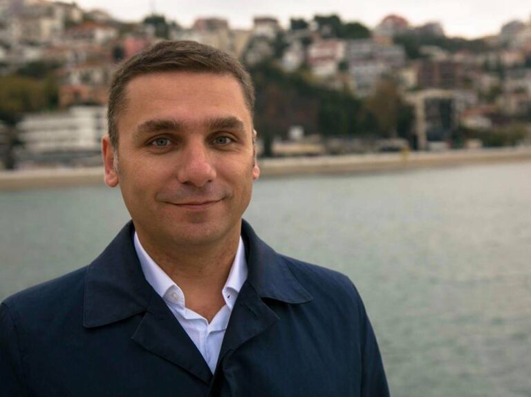 Vetura godet gazetarin Adriatik Kelmendi