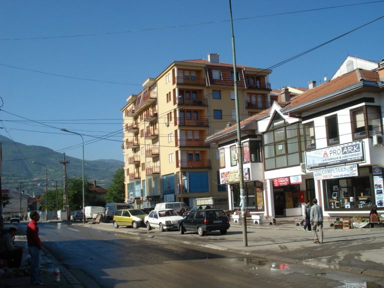 Rrahje masive për një vend-parkim në Prizren