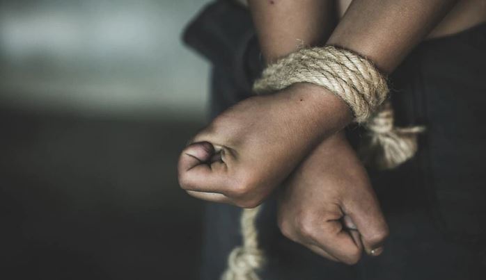 Inskenoi kidnapimin e vet për t’ia marrë 5 mijë euro nënës, dënohet me 900 euro gjakovari