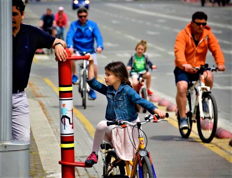 Shqipëri, pa maska në rrugë, shtyhet në 23:00 ora policore