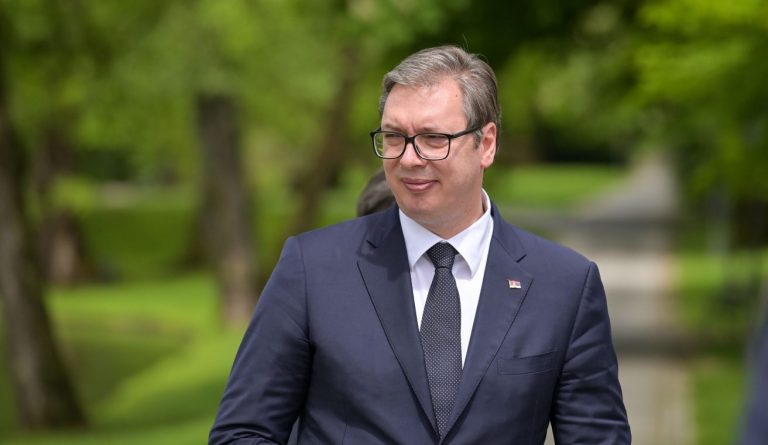 Aleksandar Vuçiq paralajmëron vizitë në Fushë-Kosovë