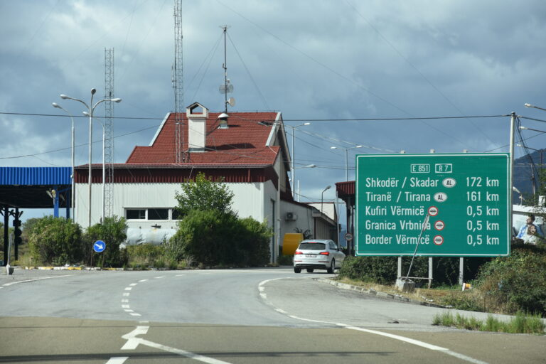 Në Shqipëri mund të shkoni me duar në xhepa, nuk iu kërkohet asnjë dokument për COVID-19