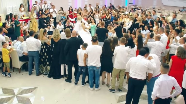 Festa deri në mëngjes dhe dasma me shumë të ftuar, mediat e huaja jehonë shpërthimit të Covid në Kosovë