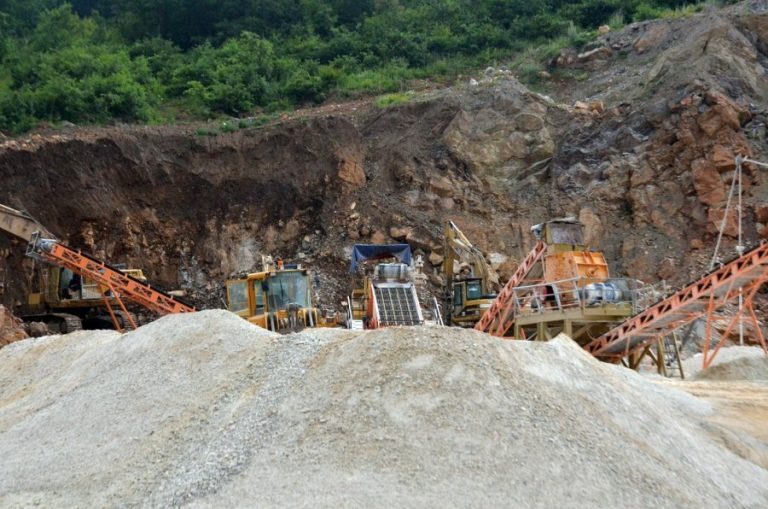 Ministri Aliu vendos moratorium 2-vjeçar për gurthyesit e rinj dhe ata në procedurë