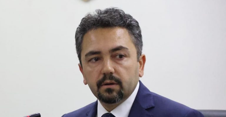 Nisi shorti për renditjen e partive në fletëvotim – Radoniqi u bën thirrje subjekteve për bashkëpunim e respektim të rregullave