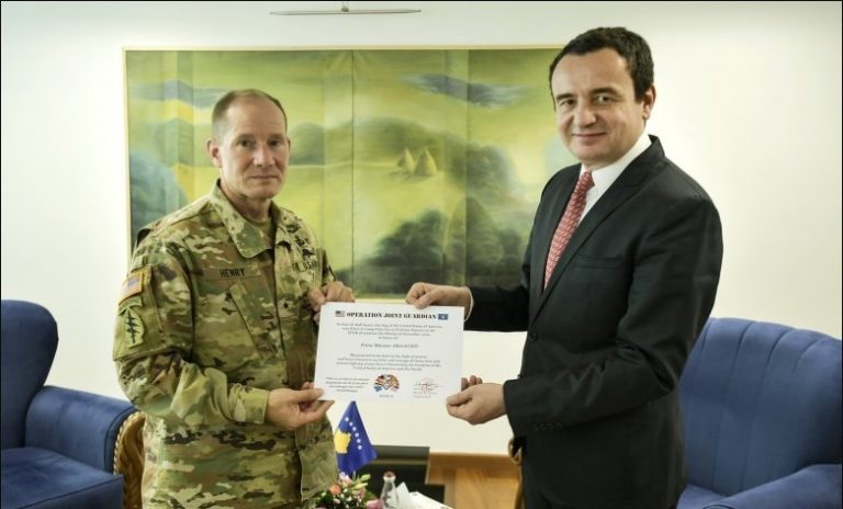 Kryeministrit Kurti i dorëzohet flamuri i ShBA-së, i ngritur në nderim të tij në kampin Film City