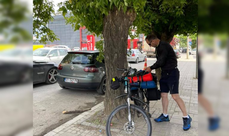 Kosovari niset me biçikletë nga Kosova për në Zvicër